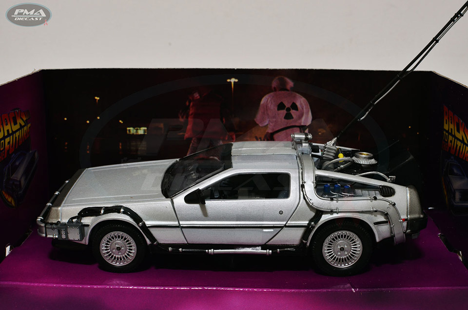  1985  DELOREAN TIME MACHINE (DMC-12) 1:24